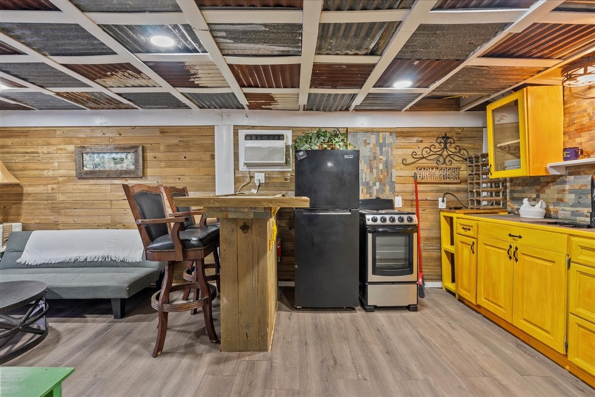 711 10th Street Dickinson, TX 77539 - Photo 19 of 33 Kitchen with breakfast bar