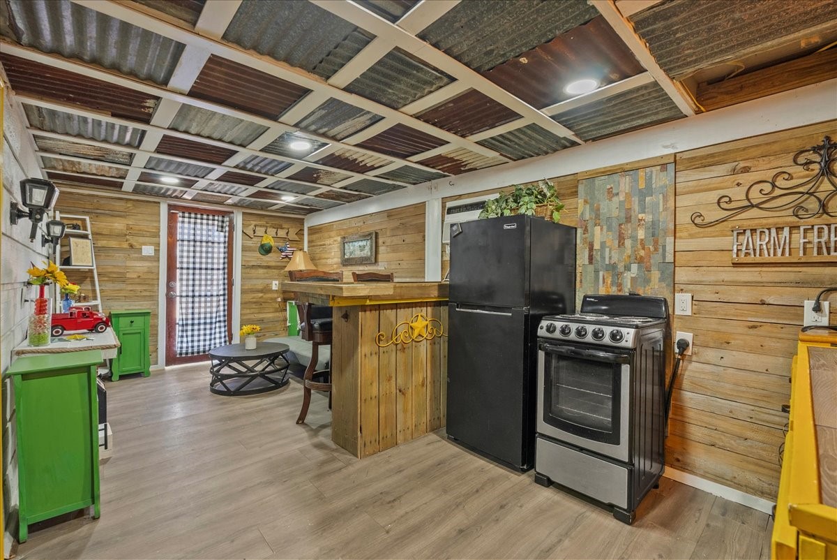 711 10th Street Dickinson, TX 77539 - Photo 20 of 33 Refrigerator & range