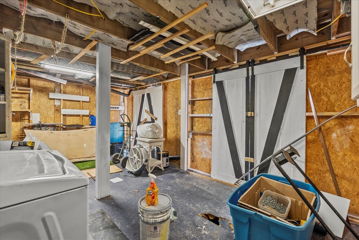711 10th Street Dickinson, TX 77539 - Photo 30 of 33 Utility / storage room