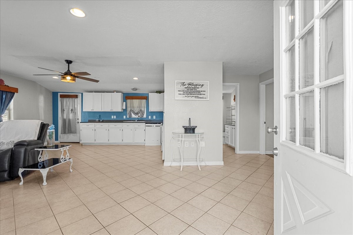 711 10th Street Dickinson, TX 77539 - Photo 4 of 33 Upstairs house - view from front door