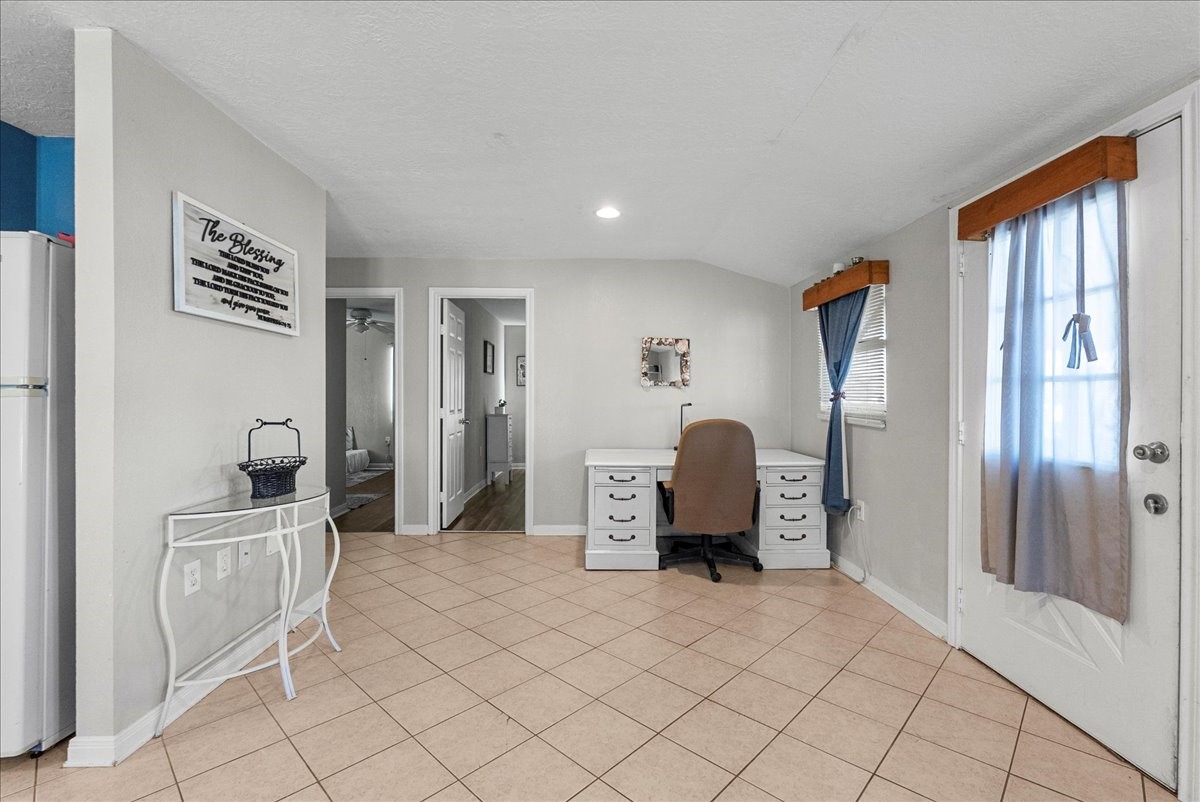 711 10th Street Dickinson, TX 77539 - Photo 10 of 33 Office area / bonus space