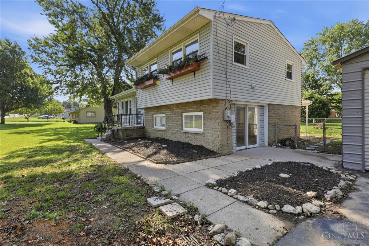 6611 Hendrickson Road Middletown, OH 45044 - Photo 3 of 62