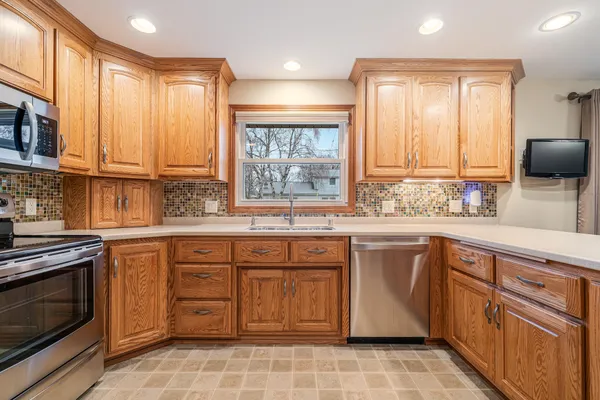 $289,900 | 927 Orchard Drive, Seymour, WI 54165