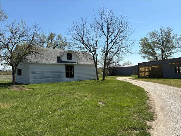 $370,000 | 2861 Highway 54, Moran, KS 66755