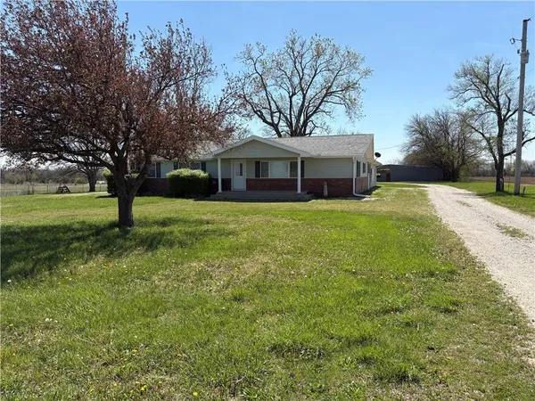$370,000 | 2861 Highway 54, Moran, KS 66755
