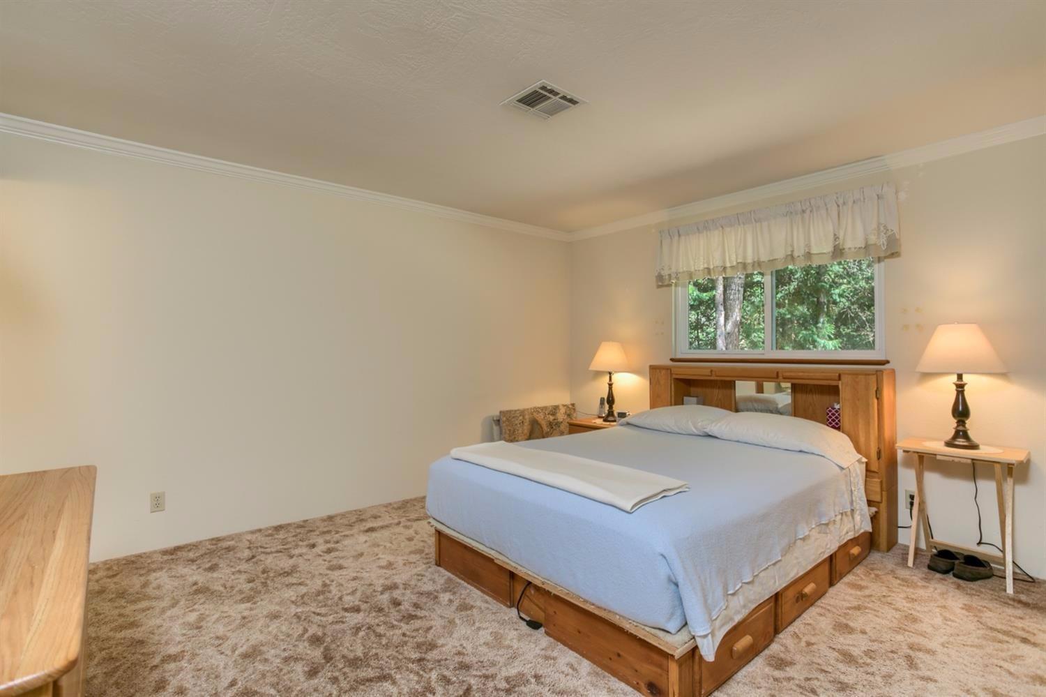 5100 Tunnel Loop Road Grants Pass, OR 97526 - Photo 14 of 34 Large master bedroom.....