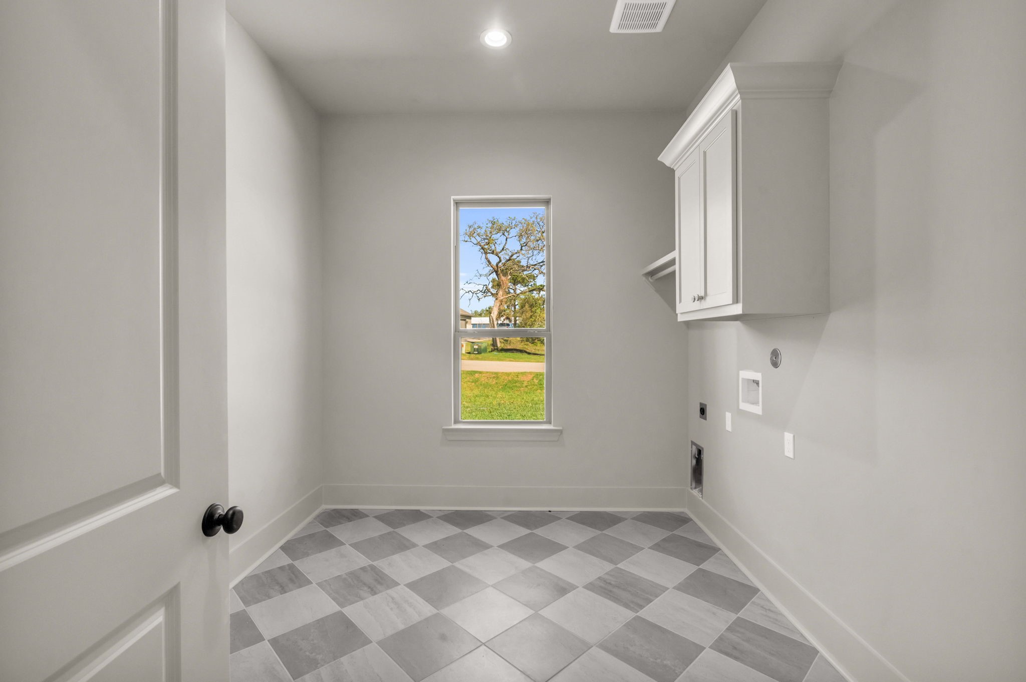 24972 Hopeview Way Montgomery, TX 77356 - Photo 26 of 38 The utility room has a decorative tile outlay.
