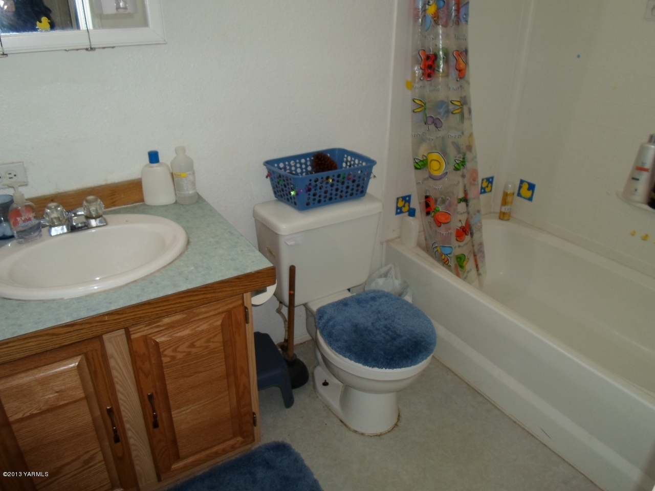 11533 Mieras Road Yakima, WA 98901 - Photo 14 of 37 a bathroom with a sink and a toilet