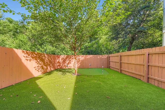 a view of a backyard