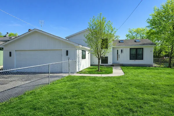 $530,000 | 33051 North Cove Road, Grayslake, IL 60030