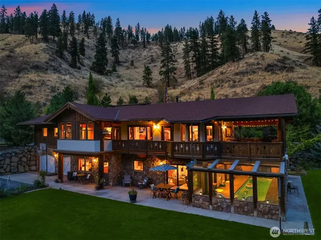 a view of a house with a yard