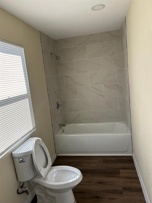 371 Banyan Avenue Pahokee, FL 33476 - Photo 8 of 17 a bathroom with a toilet and a bathtub