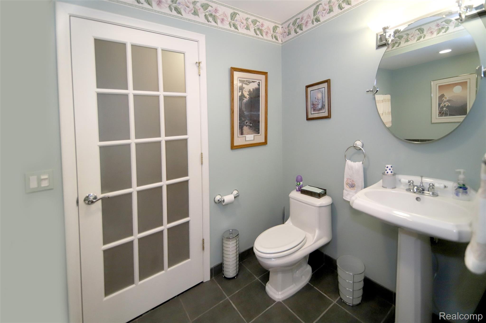 675 South Fieldstone Drive Rochester, MI 48309 - Photo 28 of 71 27_masterbath.jpg