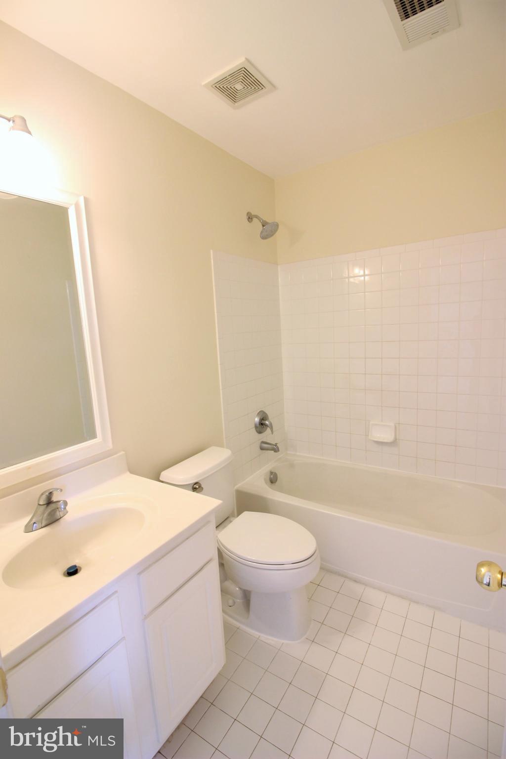 23612 Public House Road Clarksburg, MD 20871 - Photo 18 of 30 Upper Level Hallway Bathroom 2 of 4.5
