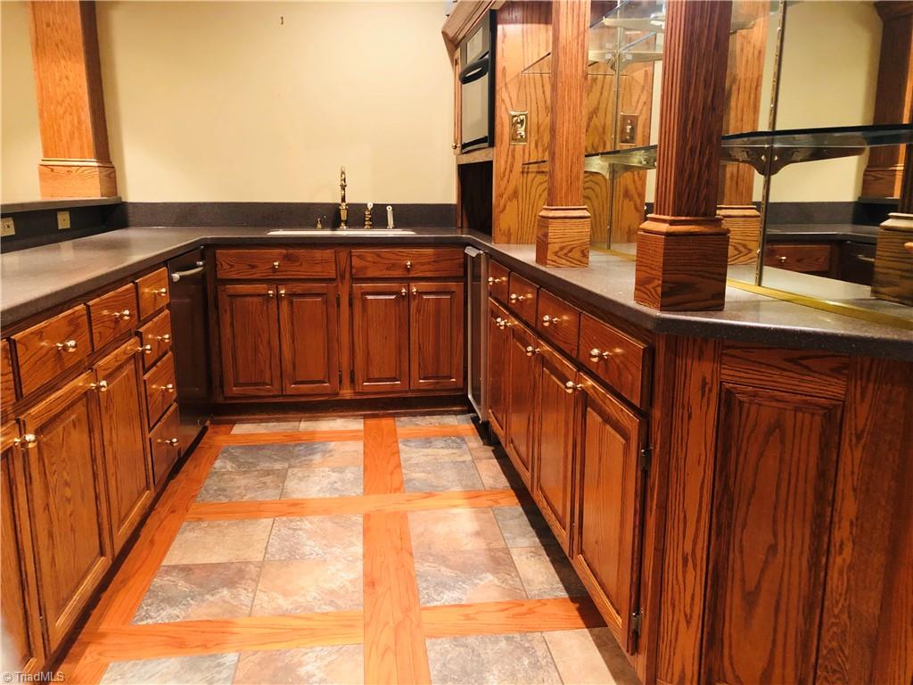 150 Jd Essick Road Lexington, NC 27295 - Photo 30 of 49 Spacious basement bar