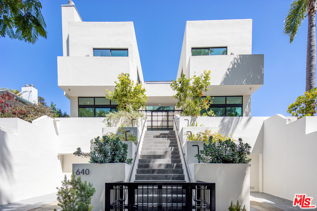 640 East Channel Road Santa Monica, CA 90402 - Photo 3 of 45 a view of a patio in microwave