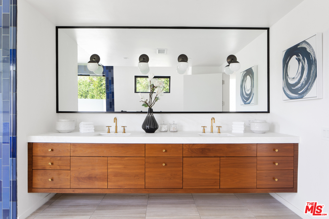 640 East Channel Road Santa Monica, CA 90402 - Photo 28 of 45 a bathroom with a double vanity sink and a mirror