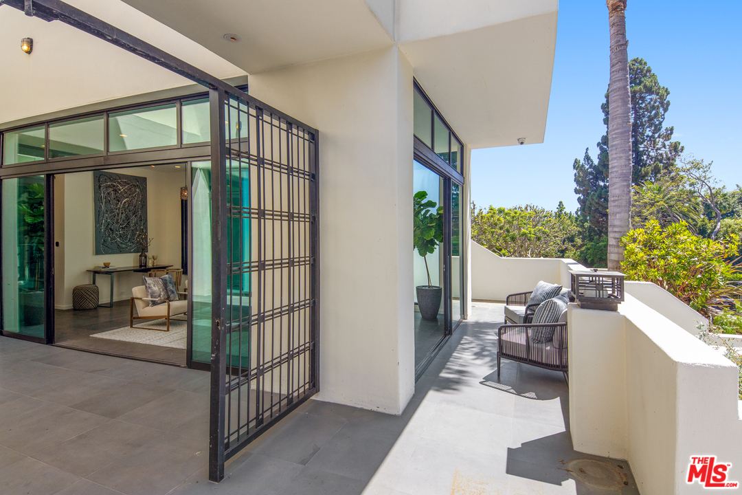 640 East Channel Road Santa Monica, CA 90402 - Photo 4 of 45 a view of an entryway with a front door