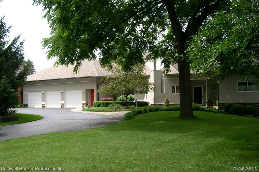 5800 Orion Road Rochester, MI 48306 - Photo 29 of 45 Attached Garage with Circle Drive.jpg