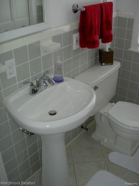 3593 Cumberland Road Berkley, MI 48072 - Photo 12 of 28 PICT5907.jpg