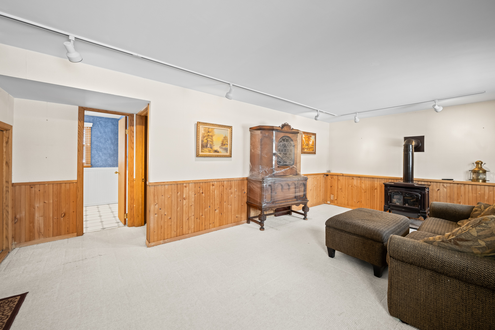 496 Raupp Boulevard Buffalo Grove, IL 60089 - Photo 11 of 19 a bed room with couch and a window