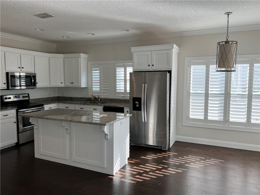 608 Holly Street St. Simons Island, GA 31522 - Photo 3 of 17