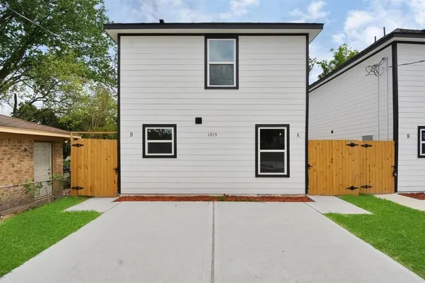 a view of a house with backyard
