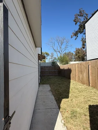 a view of a backyard