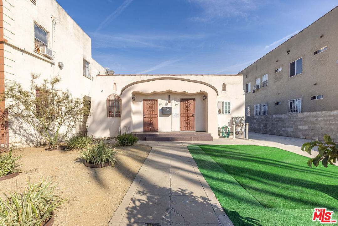 a view of a house with a yard