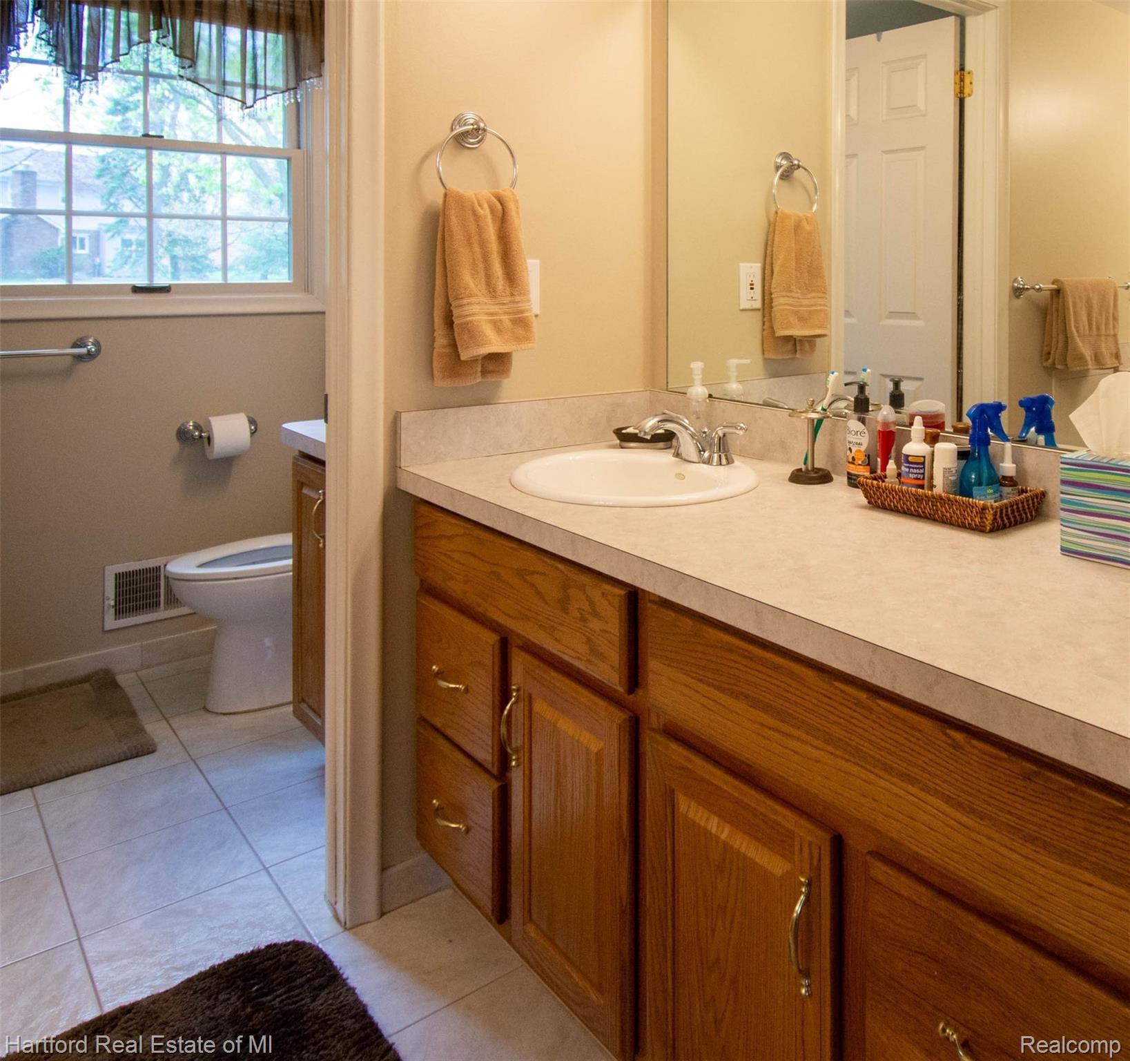 35701 Congress Road Farmington, MI 48335 - Photo 32 of 45 Main Bathroom