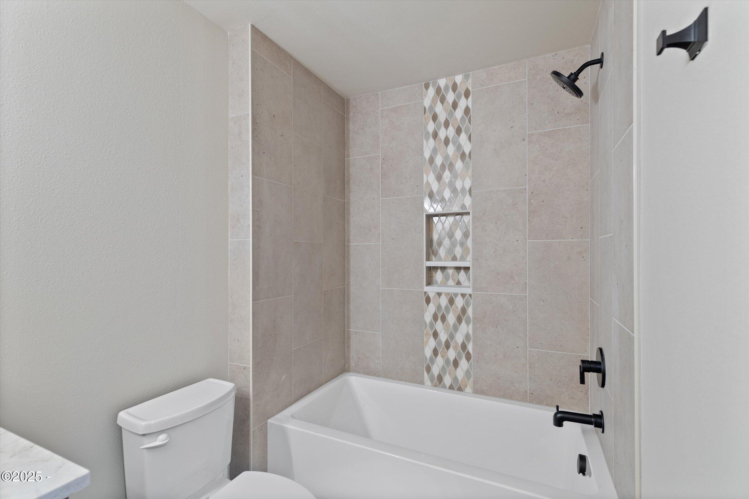 815 Southwest 13th Street, Unit 3 Newport, OR 97365 - Photo 23 of 46 20-IMG_5943