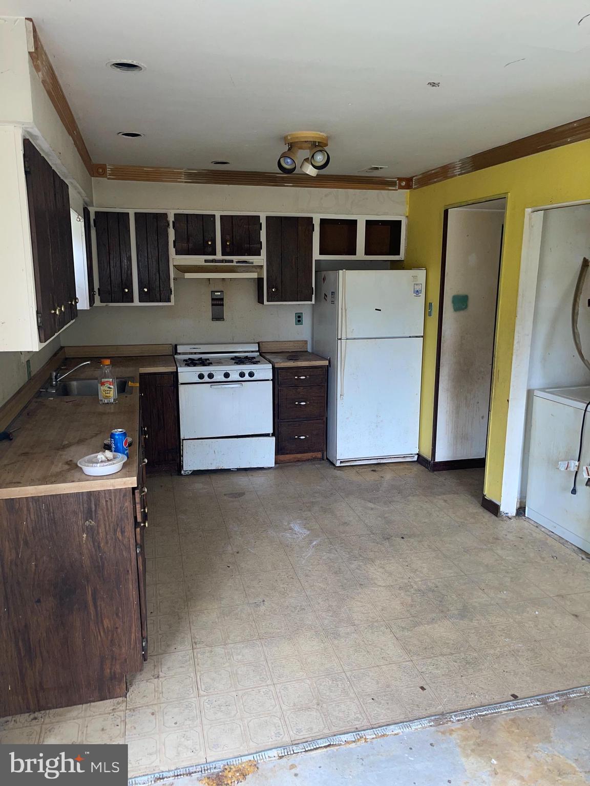 2857 Erial Road Sicklerville, NJ 08081 - Photo 39 of 48 a living room with stainless steel appliances kitchen island granite countertop a refrigerator and a stove