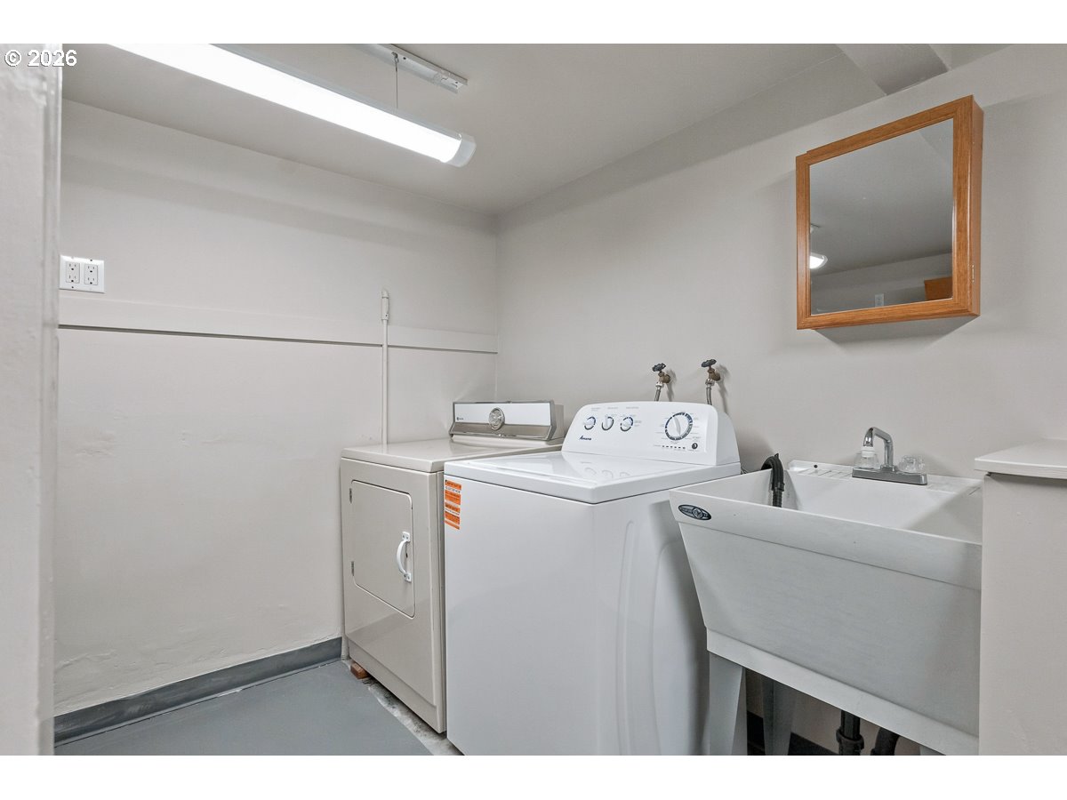 8501 Southwest 7th Avenue Portland, OR 97219 - Photo 24 of 34 Laundry