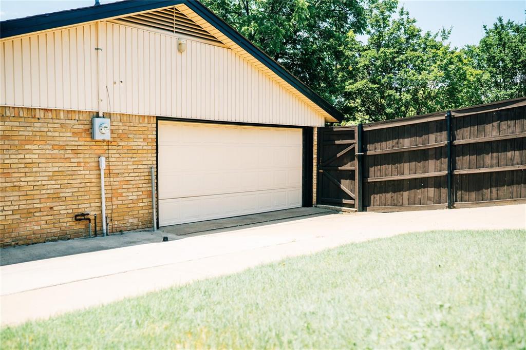 1114 Northwest 14th Street Grand Prairie, TX 75050 - Photo 19 of 19 a backyard of a house