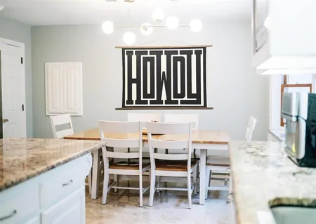 a dining room that has a table and chairs in it