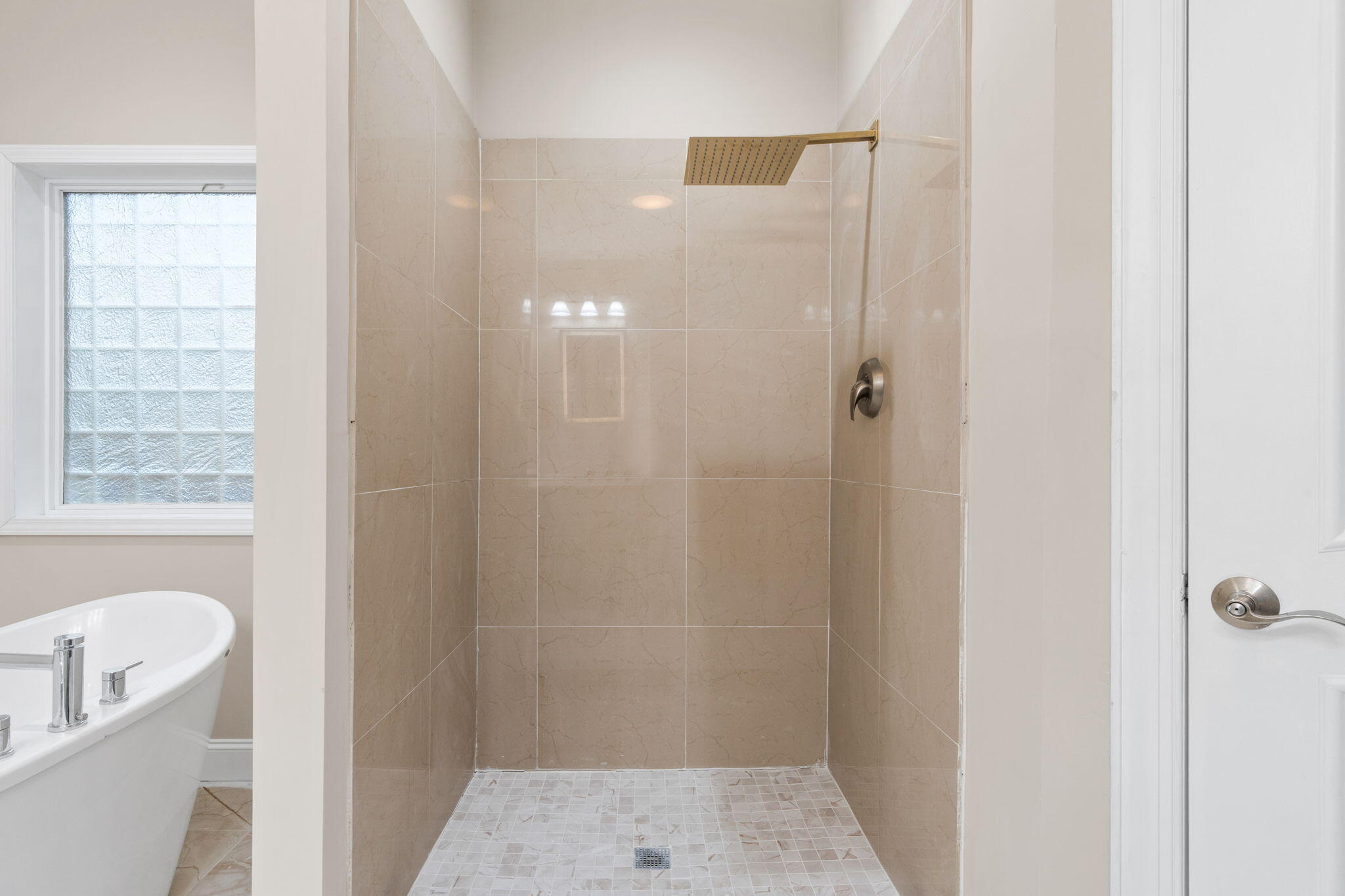 117 Santa Barbara Avenue Santa Rosa Beach, FL 32459 - Photo 36 of 116 a bathroom with a tub shower and window