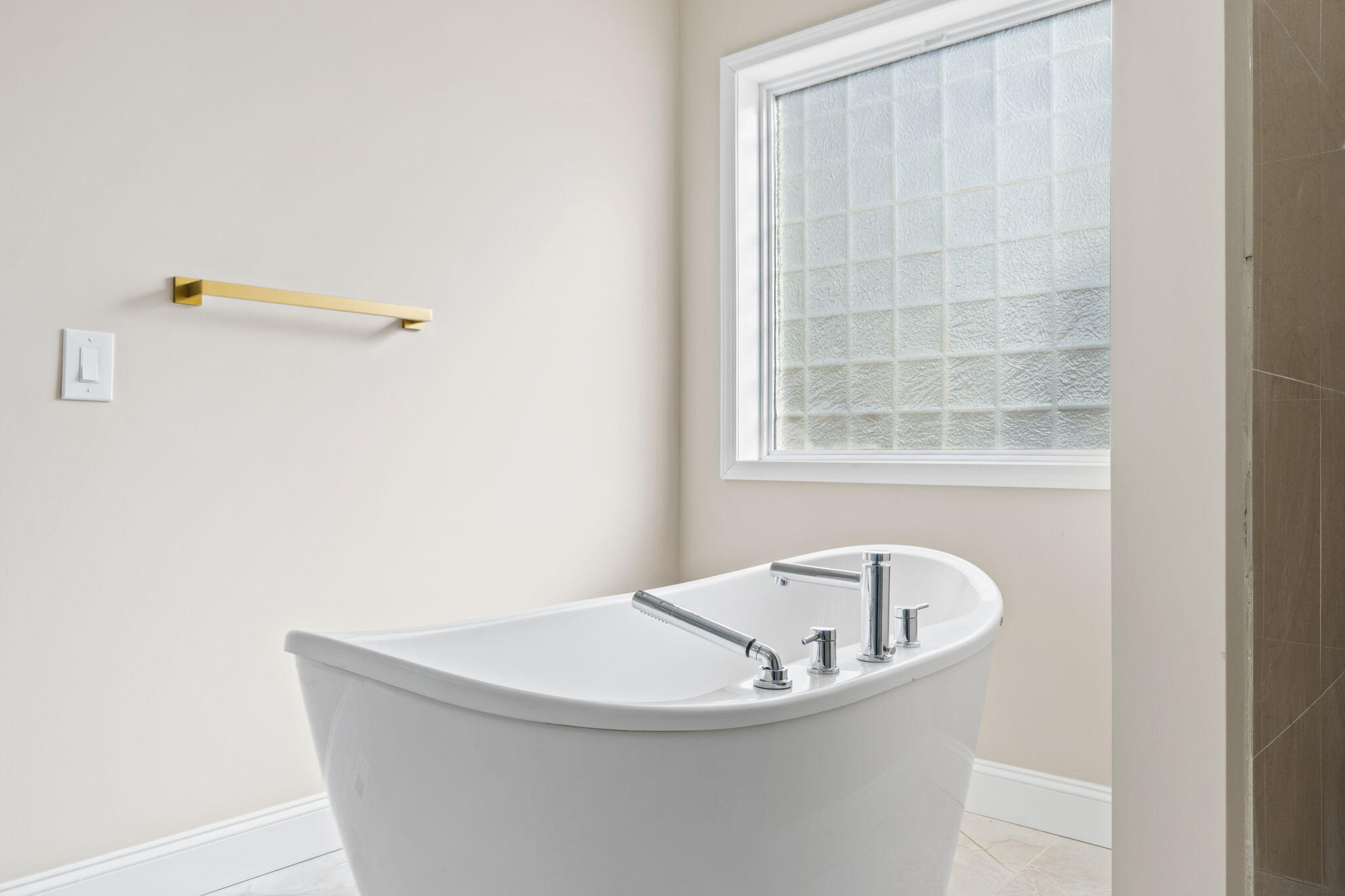 117 Santa Barbara Avenue Santa Rosa Beach, FL 32459 - Photo 96 of 116 a white bath tub sitting next to a window