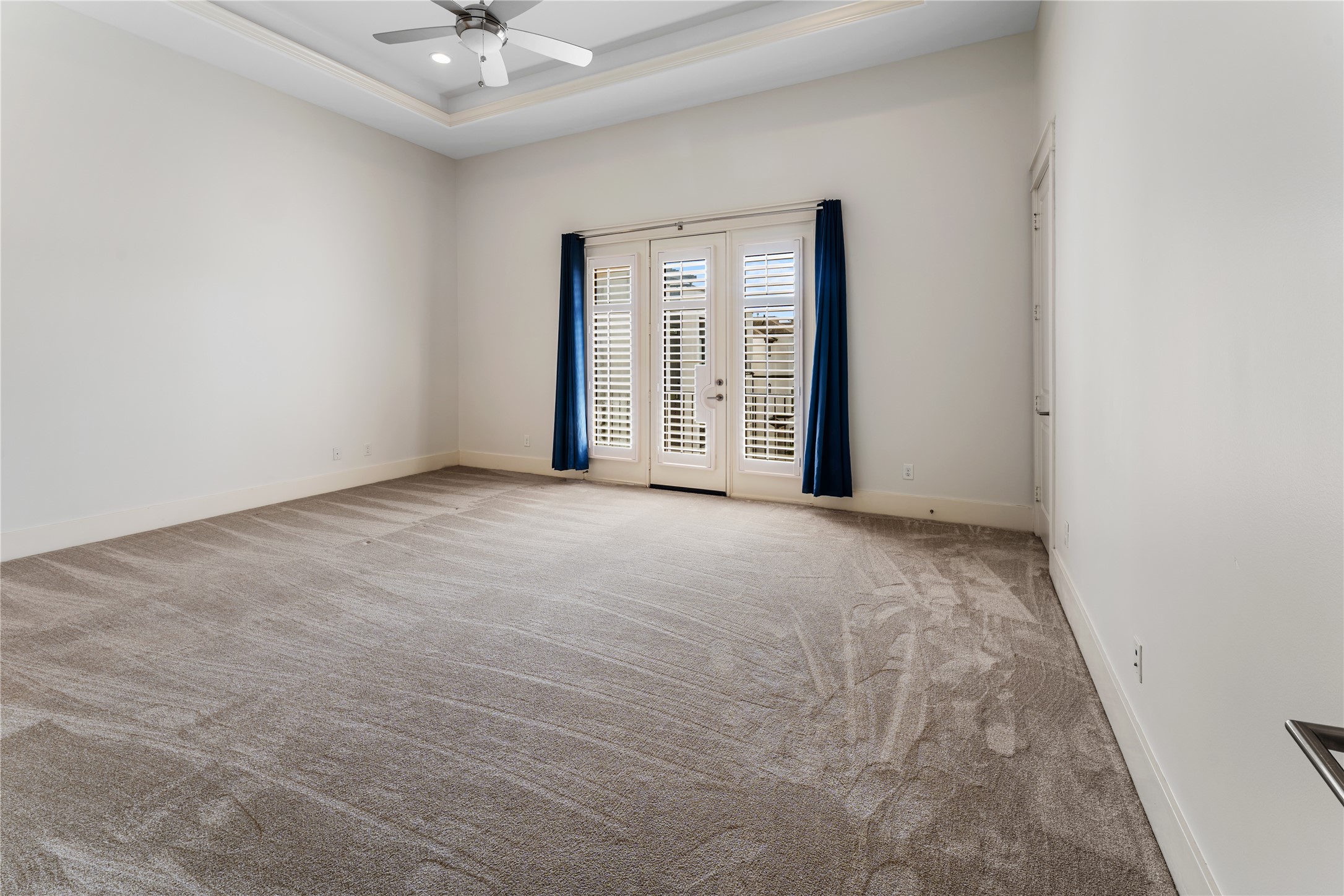 4938 Edison Park Lane Houston, TX 77081 - Photo 33 of 49 an empty room with chandelier fan and windows