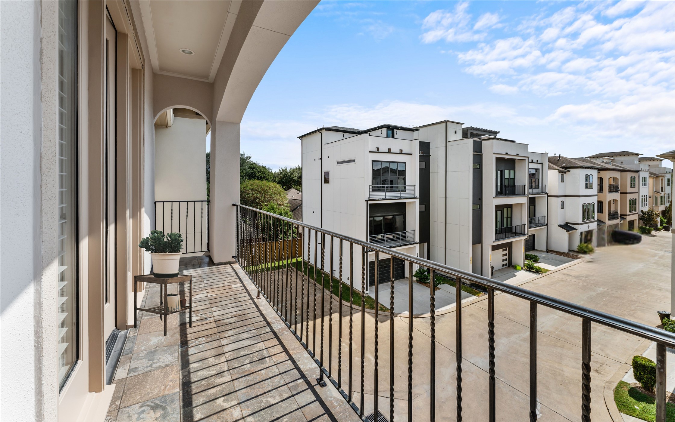 4938 Edison Park Lane Houston, TX 77081 - Photo 43 of 49 a view of a building from a balcony