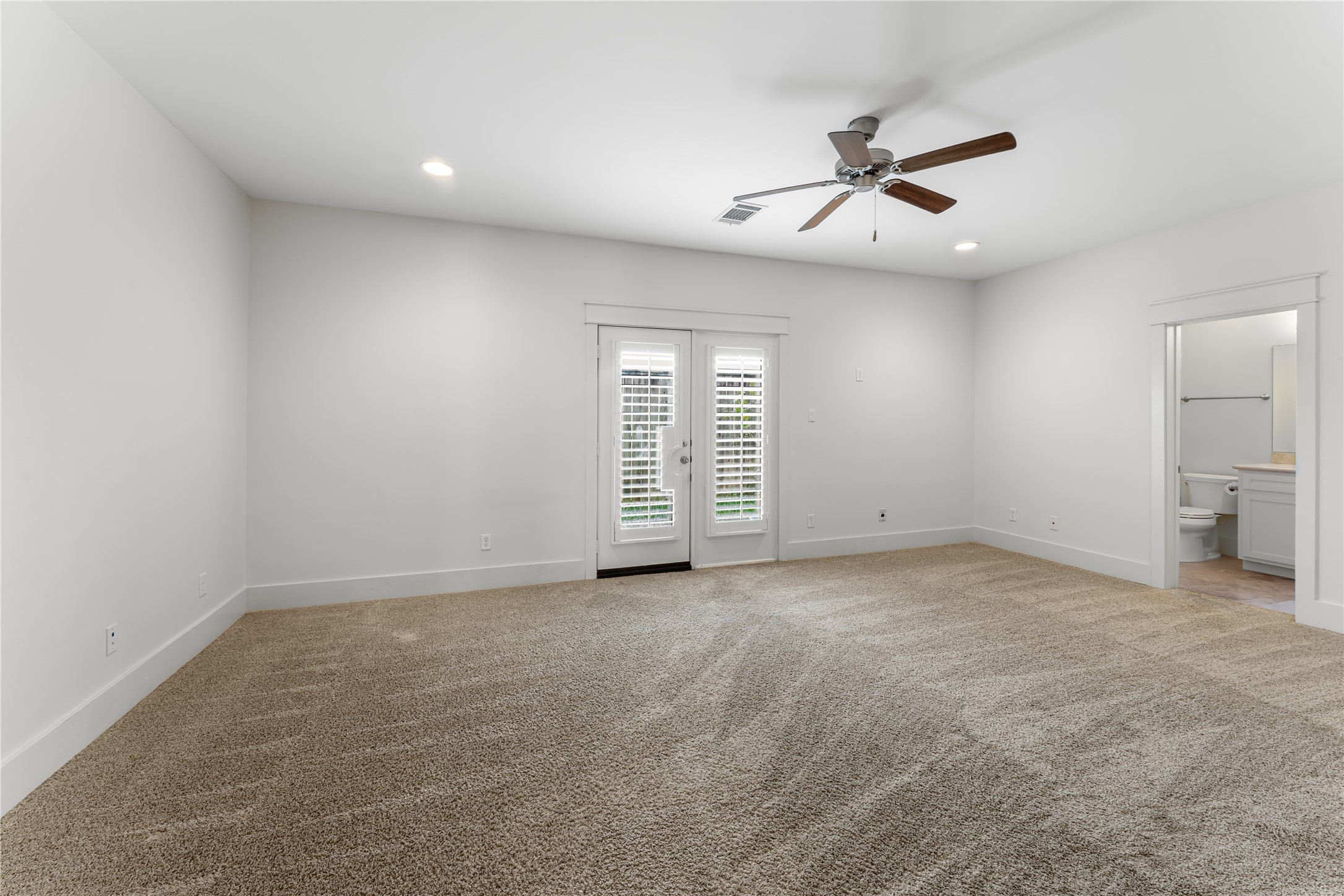 4938 Edison Park Lane Houston, TX 77081 - Photo 6 of 49 an empty room with chandelier fan and windows