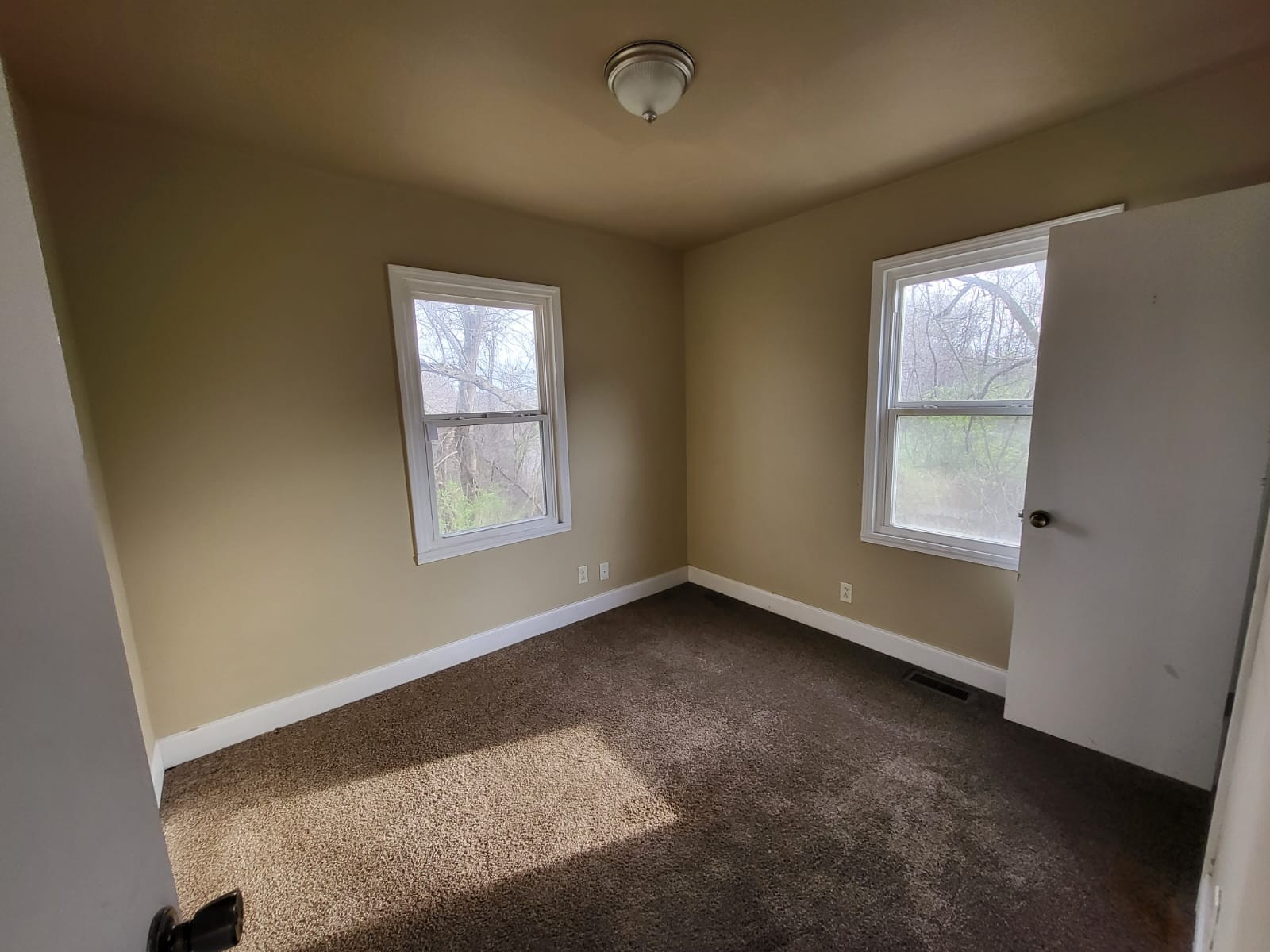 721 9th Street Clarksville, TN 37040 - Photo 4 of 7 a view of an empty room with a window