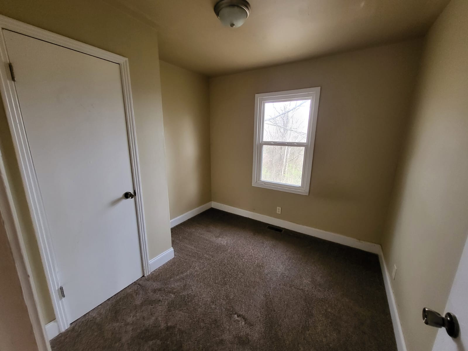 721 9th Street Clarksville, TN 37040 - Photo 5 of 7 an empty room with windows