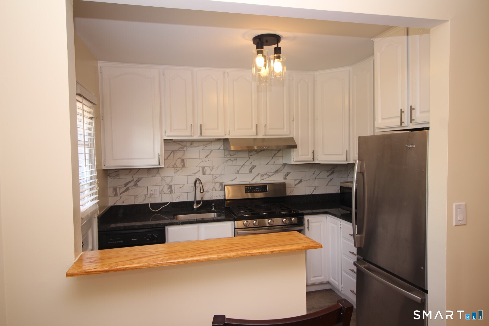 244 Glenbrook Road, Unit 35A Stamford, CT 06906 - Photo 3 of 15 BREAKFAST BAR