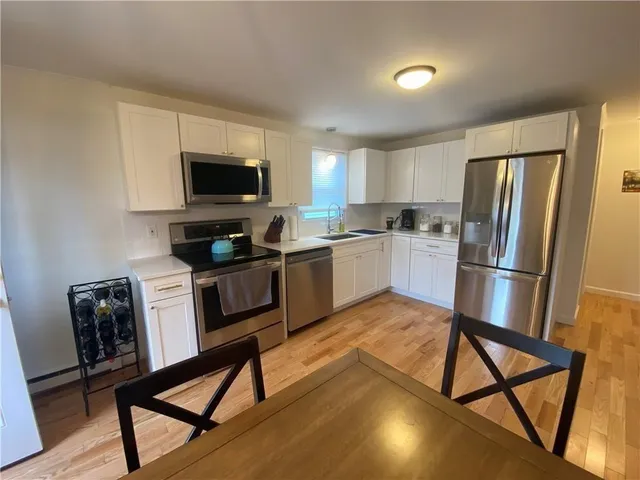 $3,400 | 32 Middleton Avenue, Unit E, Newport, RI 02840