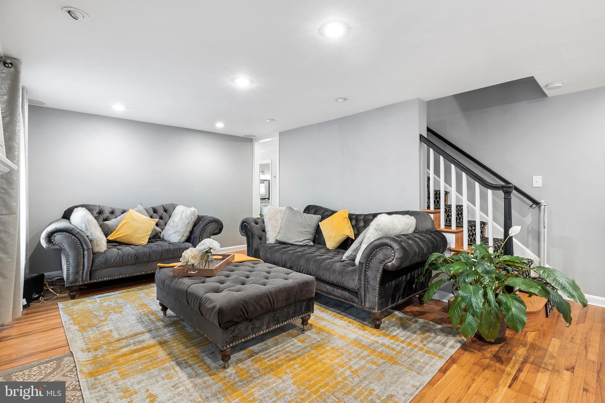 854 Church Road Springfield, PA 19064 - Photo 3 of 33 Light filled living room with Hardwood flooring