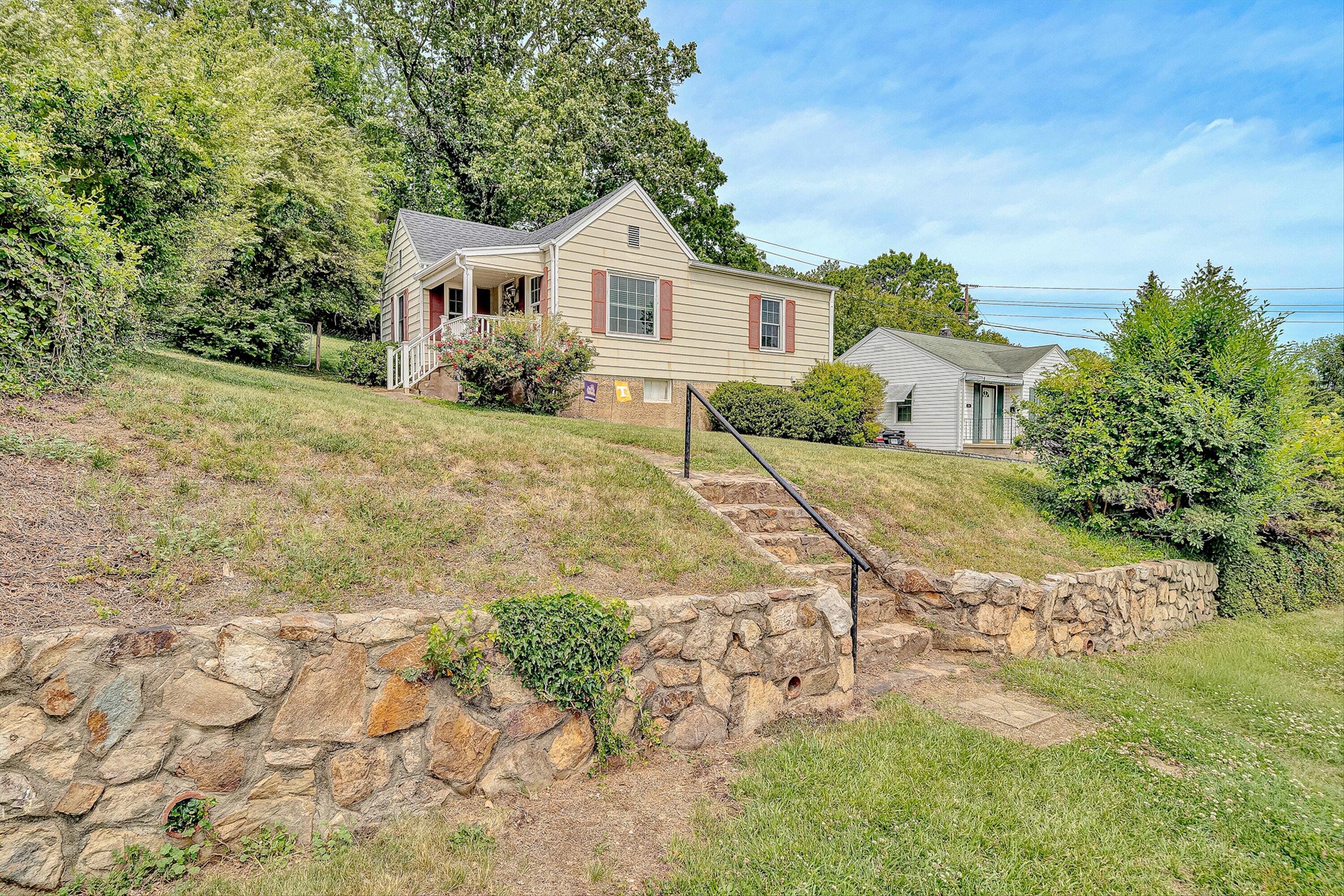 725 Windsor Avenue Southwest Roanoke, VA 24015 - Photo 1 of 21 01-VM-07086