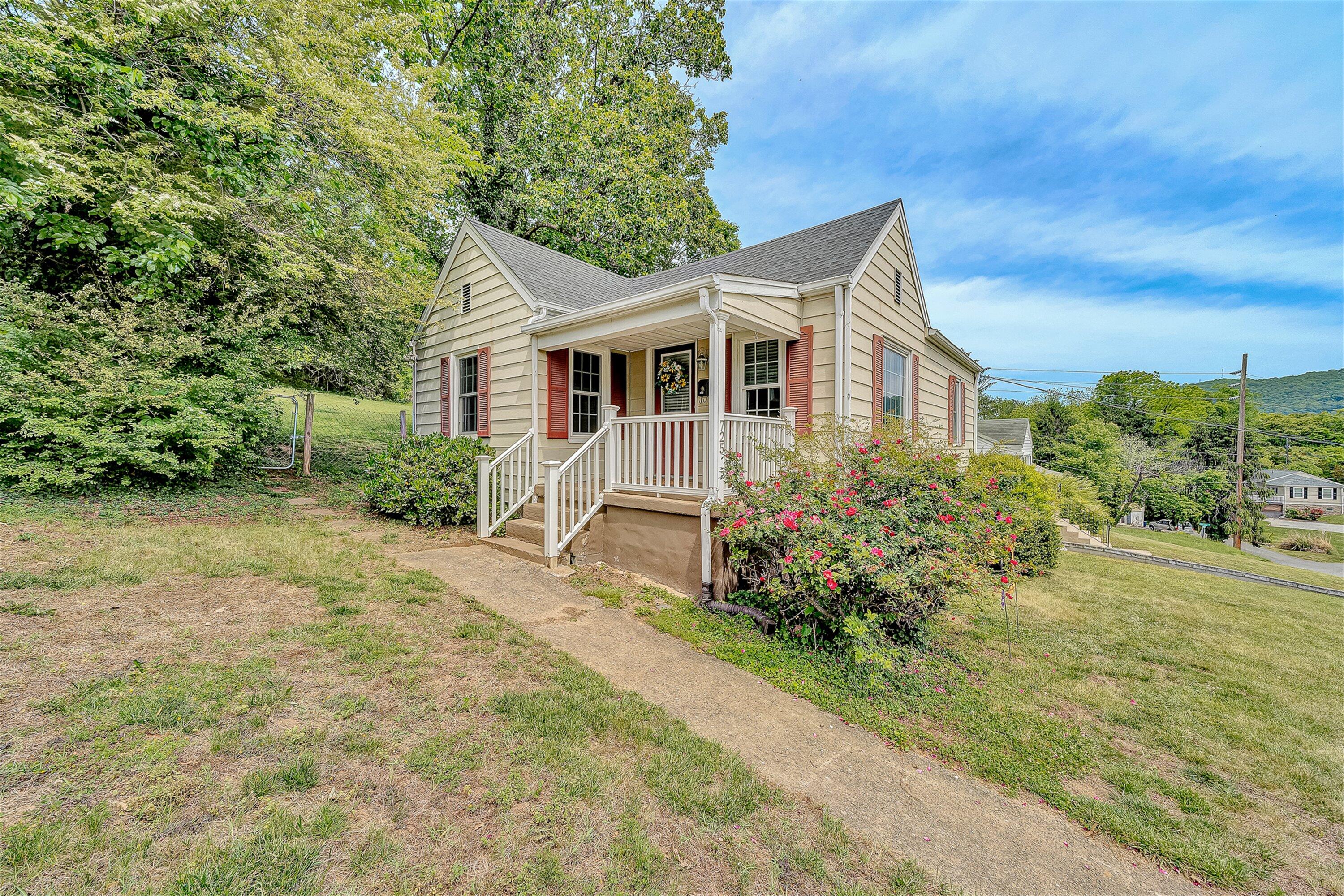 725 Windsor Avenue Southwest Roanoke, VA 24015 - Photo 2 of 21 02-VM-07080