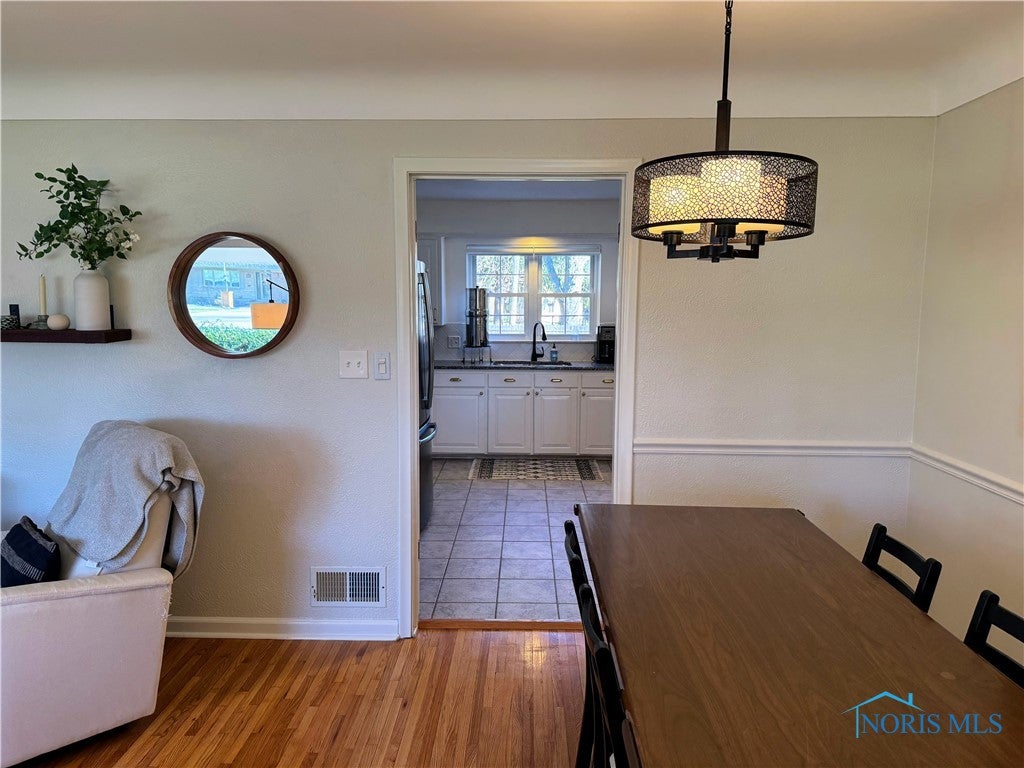 2804 Evergreen Road Toledo, OH 43606 - Photo 11 of 36 Living room with view to kitchen.