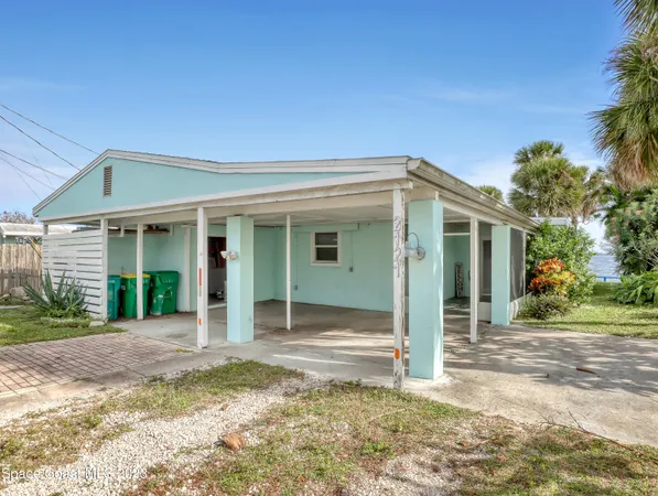 a view of a house with backyard porch and garden