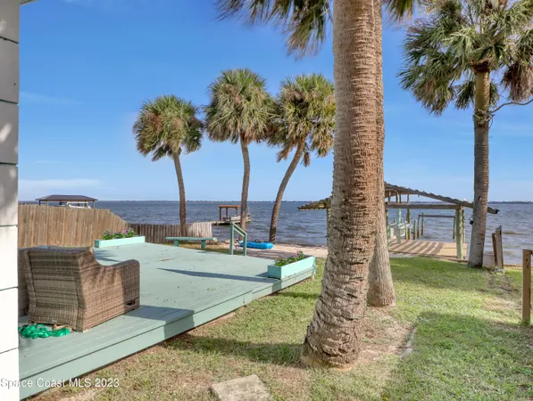 a view of a house with backyard and trees
